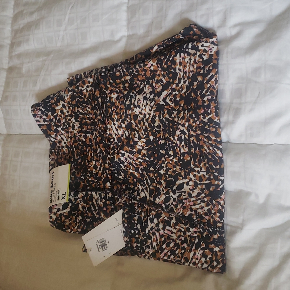 OLD NAVY Leopard print high rise bike short, 8 inch inseam XL